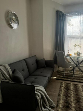 5 min from Westfield, Stratford, central , and Elizabeth Olympic Park with free Netflix